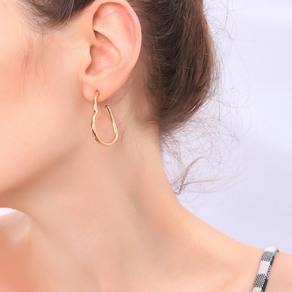 The Daisy - Golden Heart Hoop Earrings - Picture 6 of 6